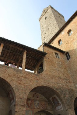 San Gimignano, Siena, Toscana, Italia - 27 Eylül 2021: Torre Grossa San Gimignano 'daki Museo d' Arte Sacra 'nın bahçesinden görüntülendi..