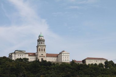 Pannonhalma, Transdanubia, Macaristan-4 Ağustos 2024: Pannonhalma Dağı 'ndaki Aziz Martin Manastırı. Macaristan 'ın en eski tarihi eserlerinden biri, 996' da kuruldu.. 