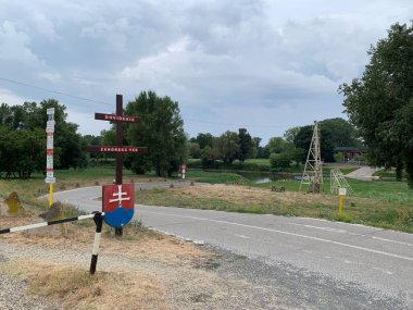 Zahorska Ves, Slovakya, 4 Ağustos 2024: Slovakya 'da Zahorska Ves kentinden toprak damgası veda ediyor. Slovakya Avusturya sınırını imzalayın. Arkaplanda Morava nehri, sınırı oluşturur.