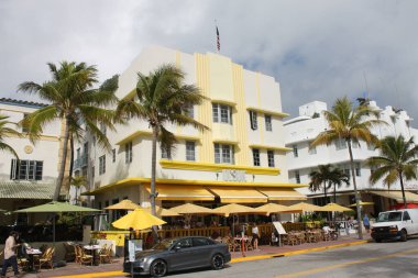 Miami Beach, FL, ABD - 11 Şubat 2020: Miami 'nin South Beach' inde tipik Art Deco Style ile Leslie Oteli. 1937 'de mimar Albert Anis tarafından inşa edildi. Ocean Drive 'da sokak hayatı.