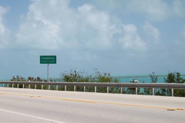 Islamorada, FL, ABD - 12 Şubat 2020: Florida Keys 'te Islamorada duyurusu yapan 1..