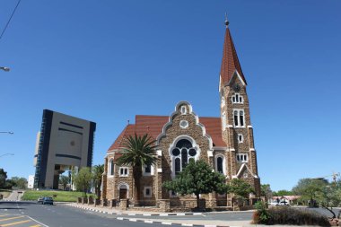 Windhoek, Namibya - 10 Mart 2018: İsa Kilisesi veya arka planda Independence Memorial Museum ile Christuskirche.