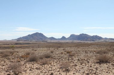 Namibya - 13 Mart 2018: Namib Çölü ile Kalahari arasındaki manzaraya panoramik bakış.