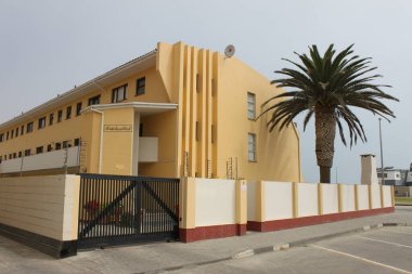 Swakopmund, Namibya - 13 Mart 2018: elektrikli tel örgüler ve konaklama yerlerini koruyan yüksek duvarlar. Üzerinde 