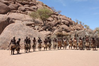 Damaraland, Namibya - 16 Mart 2018: Bir kabile köyünde halk müziği ve geleneksel danslar yapan dansçılar grubu.