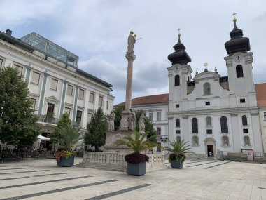 Gyor, Macaristan, 4 Ağustos 2024: Loyola 'daki St. Ignatius Benedictine Kilisesi. Szechenyi Meydanı 'nda, Eski Gyor Kasabası' nda. 1634-1641 yılları arasında Cizvitler tarafından inşa edilmiş.. 