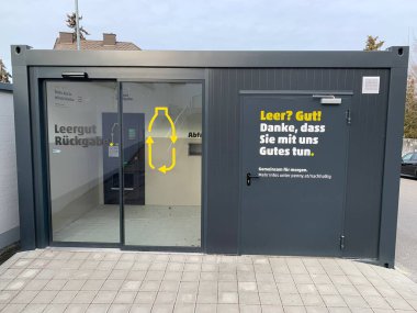 Ganserndorf, Avusturya - 16 Şubat 2025: Mevduat iade sistemi için geri ödeme makineli konteynır. Marketin dışında, otoparkta. Avusturya Mevduat İade Sistemi 2025 'i başlattı