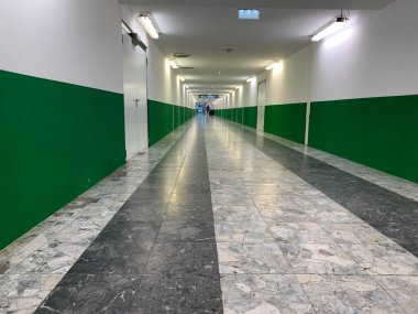 Schwechat, Aşağı Avusturya - 14 Şubat 2025: Viyana Uluslararası Havaalanı 1 ve 3 numaralı terminalleri birbirine bağlayan uzun koridor.