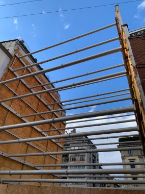 Milan, Lombardy, İtalya - 14 Şubat 2025: Aralarındaki bina boşluğunu aşan iki ev duvarı arasındaki sofistike yatay destek sistemi.