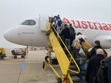 Schwechat, Aşağı Avusturya - 25 Şubat 2025: Avusturya Havayolları Airbus A320neo OE-LZN yolcuları Viyana Uluslararası havaalanında sisli bir sabahta 