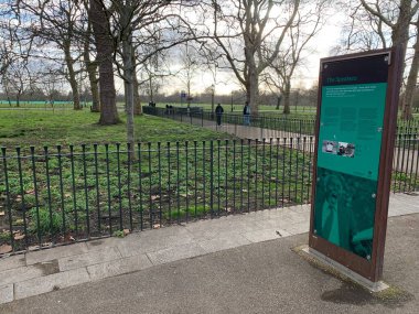 Londra, İngiltere, Birleşik Krallık - 25 Şubat 2025: Hyde Park 'ın kuzeydoğu köşesindeki boş hoparlör köşesinde bilgi paneli.