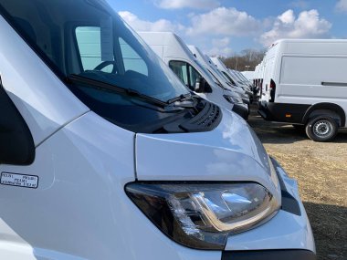 Gaenserndorf, Aşağı Avusturya - 01 Mart 2025: Birçok yeni Citroen - Jumper elektrikli kamyonlar son müşteriye teslim edilmeyi bekliyor.