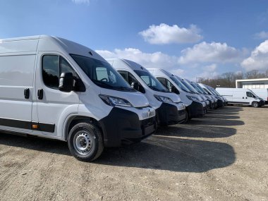 Gaenserndorf, Aşağı Avusturya - 01 Mart 2025: Birçok yeni Citroen - Jumper elektrikli kamyonlar son müşteriye teslim edilmeyi bekliyor.