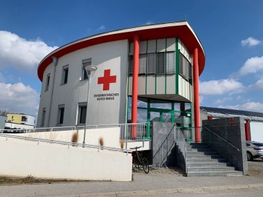 Gaenserndorf, Aşağı Avusturya - 01 Mart 2025: Avusturya Kızıl Haçı (RK) işaret eden Almanca ambülans istasyonu).