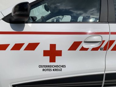 Gaenserndorf, Aşağı Avusturya - 01 Mart 2025: Ambulans aracının yanında Avusturya Kızıl Haç (RK) olduğunu gösteren Almanca yazı ve logo.