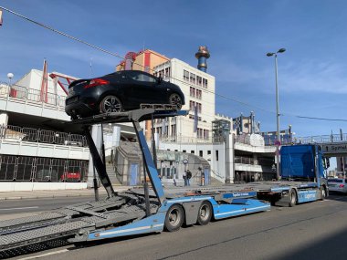 Gaenserndorf, Aşağı Avusturya - 07 Mart 2025: Avusturyalı Mali Polis veya Finanzpolizei tarafından işletilen gümüş renkli Skoda.