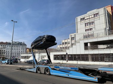 Gaenserndorf, Aşağı Avusturya - 07 Mart 2025: Avusturyalı Mali Polis veya Finanzpolizei tarafından işletilen gümüş renkli Skoda.