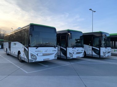 Gaenserndorf, Aşağı Avusturya - 09 Mart 2025: VOR (Verkehrsverbund Ostregion) tarafından işletilen IVECO Crossway BB Postbus filosu.
