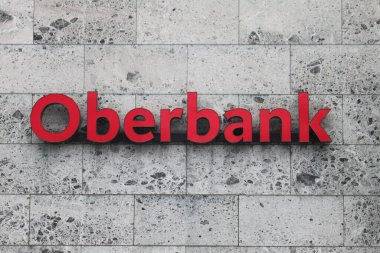 Freistadt, Yukarı Avusturya - 11 Mart 2025: Avusturya bölgesel bankasının şubelerinden birinin girişinin üstündeki dekoratif taş levhalar üzerindeki kırmızı oberbank harfleri. 