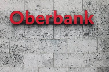 Freistadt, Yukarı Avusturya - 11 Mart 2025: Avusturya bölgesel bankasının şubelerinden birinin girişinin üstündeki dekoratif taş levhalar üzerindeki kırmızı oberbank harfleri. 