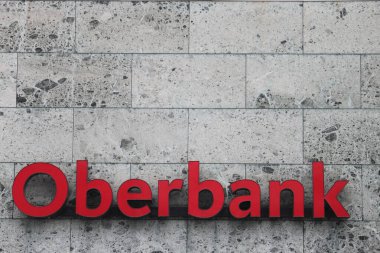 Freistadt, Yukarı Avusturya - 11 Mart 2025: Avusturya bölgesel bankasının şubelerinden birinin girişinin üstündeki dekoratif taş levhalar üzerindeki kırmızı oberbank harfleri. 