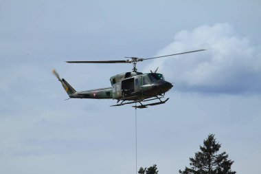 GUePl Geyerhof, St. Peter, Yukarı Avusturya - 12 Mart 2025: Avusturya Hava Kuvvetleri Agusta Bell AB-212, 5D-HO, Hafif Taşımacılık Helikopter Filosu, kanca operasyonu sırasında havada asılı kalır.