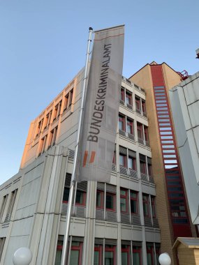 Spittelau, Viyana, Avusturya - 20 Mart 2025: Avusturya Polisi Suç İstihbarat Servisi Avusturya 'nın sabah güneşinde bayrağı ve cephesi. İçişleri Bakanlığı. Viyana 'daki Josef-Holaubek Platosu' nda Bundeskriminalamt.
