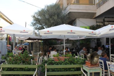 Lefkoşe, Kıbrıs - 03 Ekim 2018: Kıbrıs Türk ve Kıbrıs Rum mahallesi arasındaki barikatlar dolu fıçılar, dikenli teller ve kum torbalarıyla korunuyor. Bölünmüş başkent.