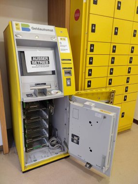 Viyana, Avusturya 26 Mart 2025: Postanenin girişinde ATM 'yi tamamen açıp boşalttı. Avusturya bir dizi para makinesi patlamalarıyla karşı karşıya. Bankaların karşı tedbirleri: ATM 'ler servis dışı.
