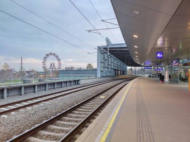 Viyana, Avusturya - 26 Mart 2025: Riesenrad ve lunapark Praterstern tren rayları ve platformu.