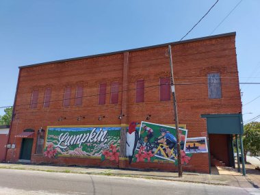 Lumpkin, Georgia, ABD - 22 Eylül 2024: Küçük Lumpkin kasabasındaki güzel retro duvar resmi, tarihsel tuğladan yapılmış bir evde. Floransa marinası ve Providence Kanyonu bisiklet yollarının tanıtımı.