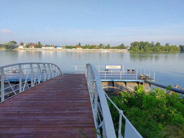 Esztergom, Macaristan, 5 Ağustos 2024: Güvertedeki Tuna Nehri 'ndeki Ahşap gemi iskelesi Esztergom 1' in ayrıntıları. Nehir turları için popüler bir durak. Güneşli yaz sabahı.