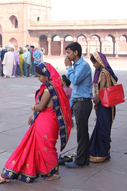 Yeni Delhi, Hindistan - 7 Mart 2019: Güzel giyinmiş Müslüman erkek ve kadınlar Jama Camii 'nde ibadet etmeye hazırlan.