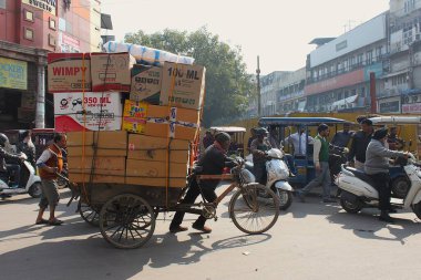 Yeni Delhi, Hindistan - 7 Mart 2019: Şehir merkezinde sokak manzarası, ağır yaya ve araç trafiği. Delhiites acele ve reçel.