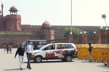 Yeni Delhi, Hindistan - 7 Mart 2019: Devriye aracı ve Kızıl Kale 'nin Lahori Kapısı' nın Turist Polis memuru girişi.
