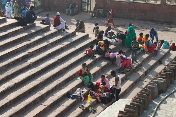 Yeni Delhi, Hindistan - 7 Mart 2019: Delhililer Jama Camii 'ne çıkan merdivenlerde toplanarak çocukları ve akrabalarıyla birlikte aile hayatının tadını çıkarıyorlar..