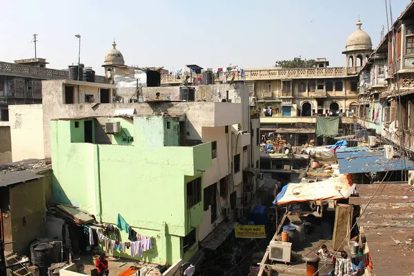 Yeni Delhi, Hindistan - 7 Mart 2019: Şehir merkezindeki çatıdan eski baharat pazarı Khari Baoli 'ye bakın. Erkekler bir yerde yaşar ve çalışır. Oluklu metal, kalıtımla birleşir..