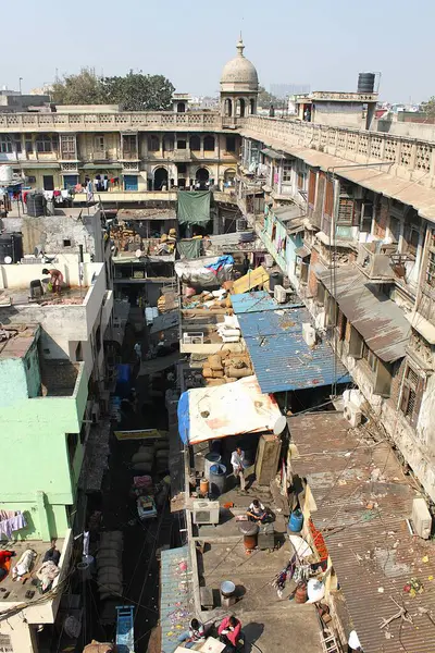 Yeni Delhi, Hindistan - 7 Mart 2019: Şehir merkezindeki çatıdan eski baharat pazarı Khari Baoli 'ye bakın. Erkekler bir yerde yaşar ve çalışır. Oluklu metal, kalıtımla birleşir..