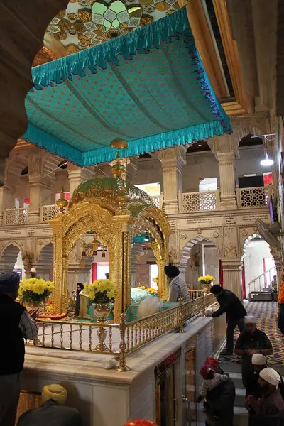 Yeni Delhi, Hindistan - 7 Mart 2019: Gurdwara Sis Ganj Sahib 'in Guru Granth Sahibji' sine ev sahipliği yapan Darbar Sahib 'in veya Dua Salonu' nun yan görüntüsü.
