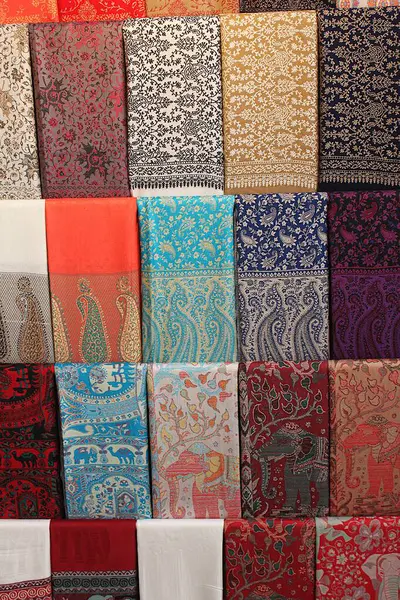 Yeni Delhi, Hindistan - 7 Mart 2019: Renkli kumaşlar, şehir merkezindeki bir pazarda alıcılara sunuldu.