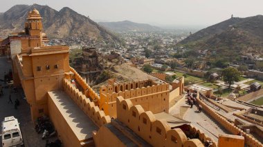 Amer, Rajasthan, Hindistan - 08 Mart 2019: Amber Kalesi 'nin devasa duvarlarının tepelerinden kuzeye doğru panoramik manzara. Surlardaki Asya filleri turistleri yokuş yukarı taşıyorlar.
