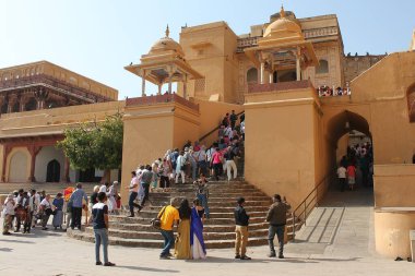 Amer, Rajasthan, Hindistan - 08 Mart 2019: Turistler Amber Kalesi 'nin avlusuna girmek için kuyruğa girdiler. 
