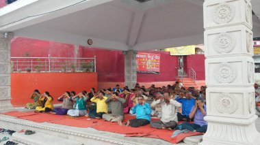 Varanasi, Uttar Pradesh, Hindistan - 14 Mart 2019: Yerel halk ve turistler bitmek bilmeyen aralıklarla Yoga çalışmak için sabahleyin Ghat 'ta toplandılar.