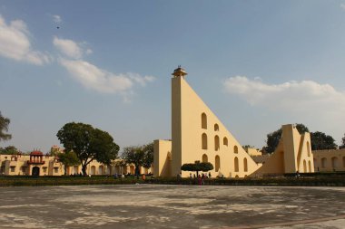 Jaipur, Rajasthan, Hindistan - 08 Mart 2019: Taştan yapılmış astronomik aletlerin montajı ile dünyanın en büyük güneş saati Jantar Mantar.