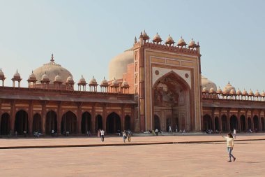 Fatehpur Sikri, Agra, Uttar Pradesh, Hindistan - 10 Mart 2019: Jama Camii 'nin (sahn) büyük avlusu veya Jama Mescidi' nde öğle sıcağında ibadet edenler ve turistler.