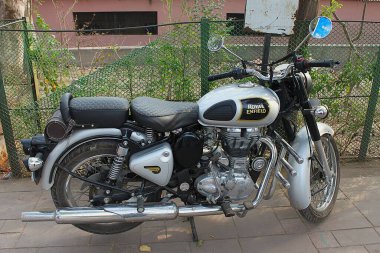 Agra, Uttar Pradesh, Hindistan - 11 Mart 2019: Güzel birinci nesil Royal Enfield Classic 350 motosikleti şehir merkezinde park halinde..