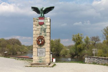 Marchegg, Gaenserndorf, Aşağı Avusturya - 05 Nisan 2025: Avusturya gümrük görevlilerinin obelisk 'teki sel barajında bronz kartalla 125. yıldönümü anıtı.