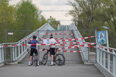 Marchegg, Gaenserndorf, Aşağı Avusturya - 05 Nisan 2025: Avusturya üzerinden Slovakya 'ya giden bisiklet ve yaya köprüsü. Sınır trafiğini önlemek için FMD salgını sırasında kapatıldı.