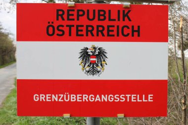Marchegg, Gaenserndorf, Aşağı Avusturya - 05 Nisan 2025: Slovakya ile Avusturya arasındaki ulusal sınır işareti ile Avusturya Cumhuriyeti 'nin sınır kapısı.