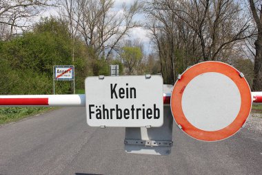 Angern an der March, Gaenserndorf, Lower Austria - Nisan 05, 2025: Morava Nehri üzerinden Avusturya 'yı Slovakya' ya bağlayan feribota giriş. Sınır trafiği yok. Feribot operasyonu yok.